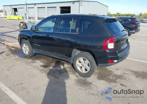 2016 Jeep Compass Latitude z USA, uszkodzony, nr VIN 1C4NJCEB5GD664523